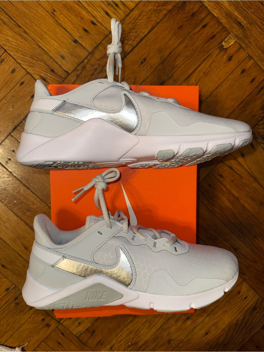 Nike Women's LEGEND ESSENTIAL 2 'PHOTON DUST METALLIC SILVER' - Picture 3 of 9